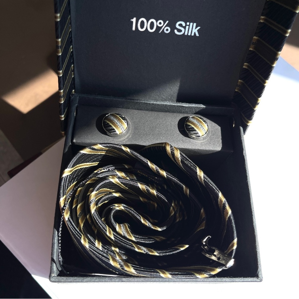 Sam Well Intl Navy Blue Gold Stripe Silk Tie Cufflinks Pocket Square